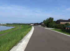 左下の河川敷に舗装された道があり工事中の自転車道はここを走っていた。今は通れない[📸20年8月]