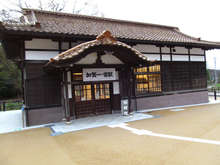 綺麗になった加賀一の宮の駅舎（表）。建物の横にトイレがあり、中も休憩所として利用できる[📸19年11月]