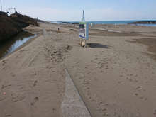 山島用水親水ロードの入口付近は松任海浜公園。接続する加賀海浜自転車道は冬季風浪のため砂で埋まってる状態[📸20年03月]
