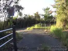 横切る管理用道路も舗装されている[📸20年11月]