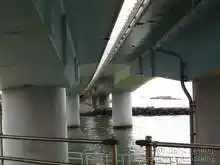 高速道路をアンダーパス。川の向こう岸へ加賀海浜自転車道は続く[📸19年11月]