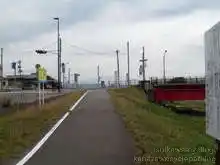 ここから橋を渡り手取川を超える。橋を渡らず真っすぐ進むと手取河川敷道路へ繋がる。[📸19年11月]