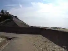 防風林の作業用道路手前も砂が除去されてる[📸20年08月]