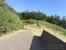 作業用道路はあいにく砂が積もっている[📸20年08月]