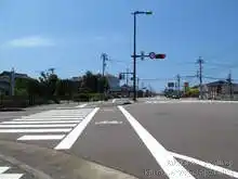 新幹線を過ぎた先の交差点。遊歩道が横切ってるのが気になる[📸20年07月]