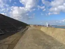 波が高い日は自転車道にも海水が入るかもしれない[📸20年09月]