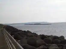 砂浜が無くすぐ横は海[📸20年08月]