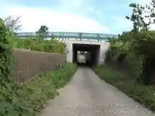 高速道路の下を潜る（一般道[📸20年08月]