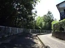 自転車道は住宅地の裏を通る[📸20年09月]