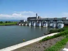 梯川逆水門。大雨などで梯川の水位が上昇したときに前川への逆流を防ぐ水門。水門の上は橋になっていて対岸に渡れる。[📸20年7月]