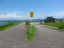 前川逆水門からは梯川の河川敷道路へと繋がっている[📸20年7月]