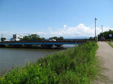 前川水辺歩行ルートは浮柳新橋からは対岸になる。小松加賀健民自転車道の看板も設置されてる[📸20年7月]