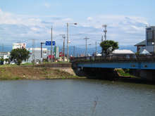 柳橋は中央分離帯ありの片側2車線なので交差点を使って渡る[📸20年7月]