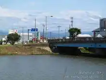 柳橋は中央分離帯ありの片側2車線なので交差点を使って渡る[📸20年7月]