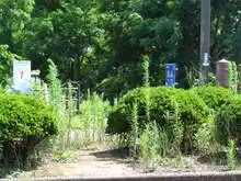 橋を渡り終えると道路の向こう側に前川水辺歩行ルートの入口が見える[📸20年7月]