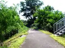 道の真ん中を走ったほうが無難。すれ違うときなどは路肩に注意して慎重に[📸20年7月]