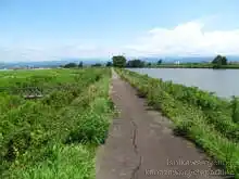 先ほどより草木の伸びは無く管理はされているもよう。路面の修復部分がタイヤを取られやすい[📸20年7月]