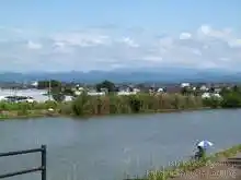今日はあいにくの曇り空で白山は見えない。向本折大橋辺りは車も通れるので釣り人がちらほら見かける[📸20年7月]