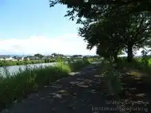今江潟大橋を過ぎると道は砂利混じりに変わる[📸20年7月]