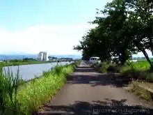 釣り人がいるためか近くに車が止まってるのを見かける。道は狭いので走ってる車とのすれ違いには注意が必要[📸20年7月]