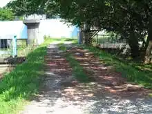 。水門の上の道。ここから道は2手に分かれるがどちらも砂利道。ここから北陸本線を渡って国道305号を渡ると木場潟に着く[📸20年7月]