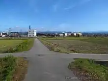 遊歩道のような、農道のような…道は学校の方へと続く[📸19年11月]