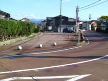 道は左にカーブする。旧寺井町は住宅地の中を通る印象[📸19年11月]