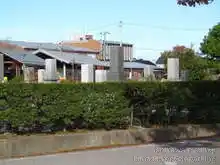 図書館の公園内には車両が見える[📸19年11月]