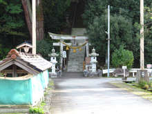 また神社の参道を通り抜ける。この神社階段を凄い登る[📸19年11月]