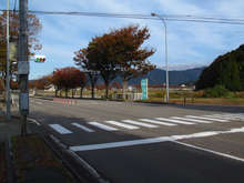 信号を渡った先に健康ロードがある。本来の健康ロードは加賀産業道路を横切るルートになっていると思うが横断できないため、どのみちこの信号を渡る必要がある[📸19年11月]