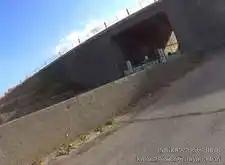 道路をまたぐ場所はコの字型になる[📸20年11月]