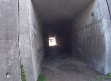 高架下のトンネルは暗くて狭くて砂も溜まっている[📸20年11月]
