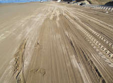 千里浜海岸は普通の砂も混じってるので道を外れるとタイヤが埋まりやすい[📸20年11月]