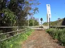 自転車道は直進。右に行くと道の駅「のと千里浜」[📸20年11月]