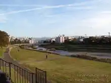犀川上流には犀川大橋と片町が見える。自転車道の起点はここからだが上流へ道は続いている[📸19年11月]