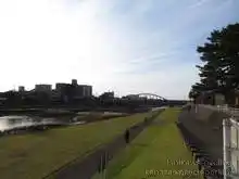 犀川自転車道起点から犀川下流。散歩やジョギングしている人ちらほらいる[📸19年11月]