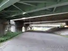 高速道路と国道8号線の下を通り抜け。ここから先は橋を通り抜ける毎に緩やかなアップダウンになる[📸19年11月]