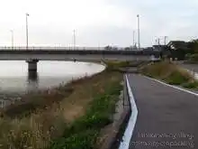 海側環状道路。自転車道は左右に分岐しているが右側は行き止まり。サイクリングロード出入口の工事しているのだろうか[📸19年11月]