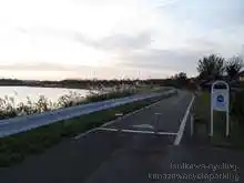 堤防を上がると直ぐに自転車道の入口がある。20年6月に走った時にこの道は綺麗になっている。もしかしたら整備のための迂回路だったのかもしれない。[📸19年11月]