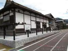 綺麗になった加賀一の宮の駅舎（ホーム側）。駅舎の表と裏にサイクルラックが設置されてる[📸19年11月]