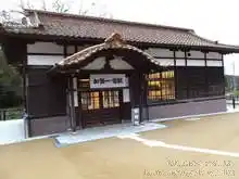 綺麗になった加賀一の宮の駅舎（表）。建物の横にトイレがあり、中も休憩所として利用できる[📸19年11月]