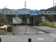 県道44号線をアンダーパス。上の道路に最後のコンビニローソンとセブンイレブンがある[📸19年11月]