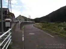 住宅の裏を通る。カーブで見通し悪い場所があるので対向車注意（キープレフト）。[📸19年11月]
