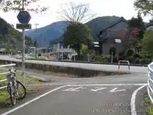 金名橋を渡ると県道44号線を横断し並走する[📸19年11月]