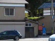 渡った先の民家の間が自転車道入口[📸19年11月]
