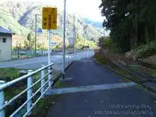 神社を抜けると道路を横断する。[📸19年11月]