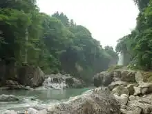 下は滝の水しぶきもあり涼しい[📸18年07月]