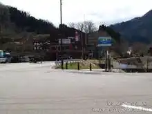 国道157号線との交差点。信号は反応式、手取キャニオンロードの看板もある。[📸20年03月]
