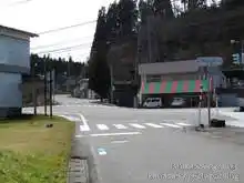 登り切ったら白峰と一里野方面へ分岐する交差点に着く。手取キャニオンロード終点は交差点を左折[📸20年03月]
