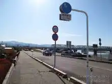 手取川河川敷道路の入口は線路を超えた先にある[📸19年11月]